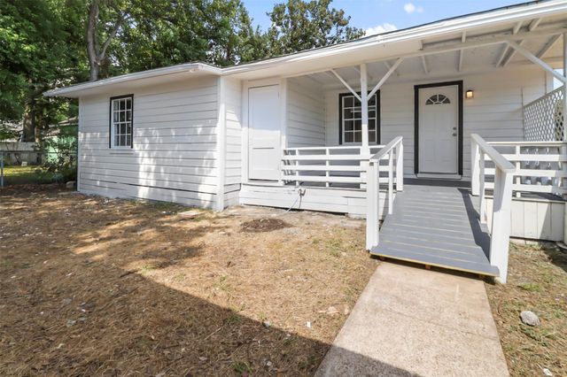 521 E Hunnicutt Street, Baytown, TX 77520