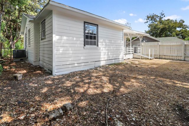 521 E Hunnicutt Street, Baytown, TX 77520