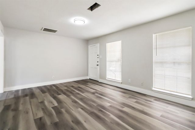 521 E Hunnicutt Street, Baytown, TX 77520