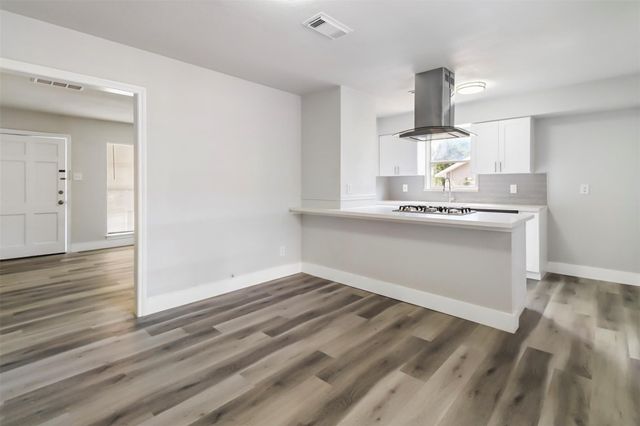 521 E Hunnicutt Street, Baytown, TX 77520
