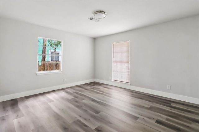 521 E Hunnicutt Street, Baytown, TX 77520