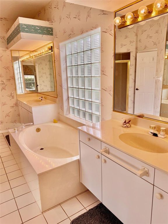 Image 13 of property listing at 7402 FAIRLINKS COURT, Sarasota, FL 34243