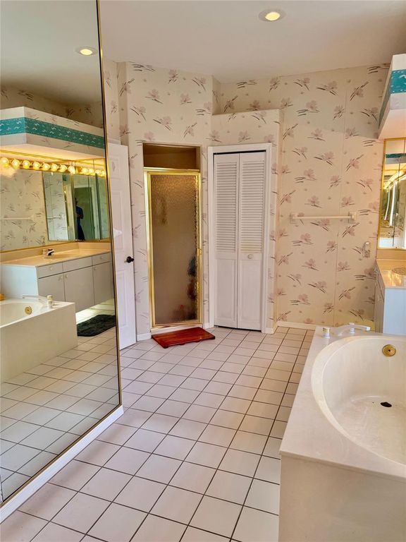 Image 14 of property listing at 7402 FAIRLINKS COURT, Sarasota, FL 34243