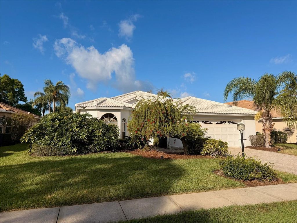 Image 3 of property listing at 7402 FAIRLINKS COURT, Sarasota, FL 34243