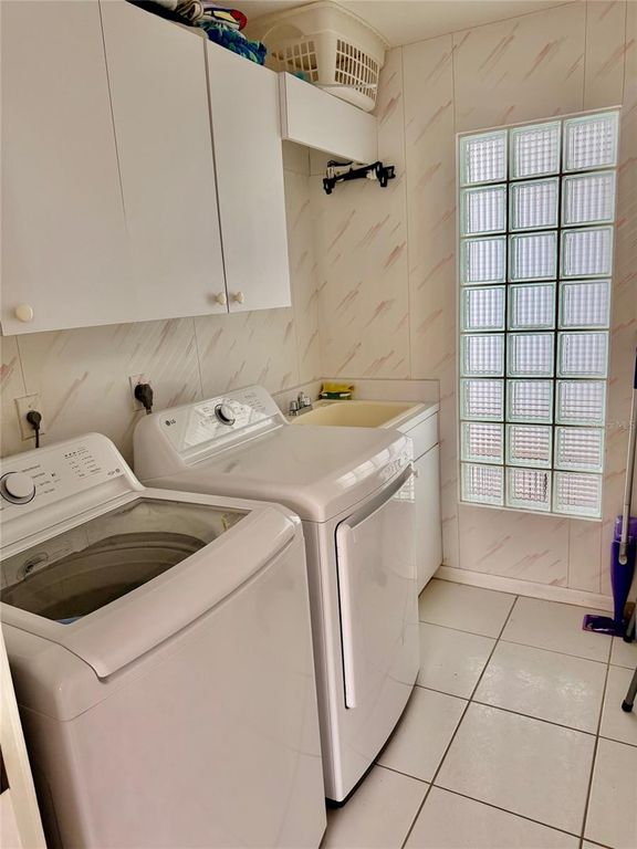 Image 21 of property listing at 7402 FAIRLINKS COURT, Sarasota, FL 34243