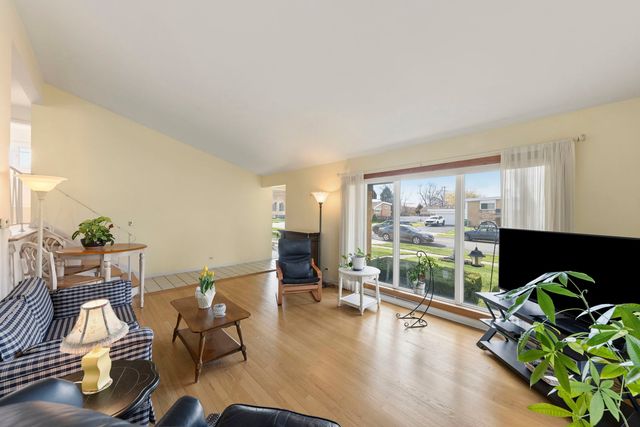 2345 Boeger Avenue, Westchester, IL 60154