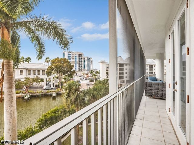 400 FLAGSHIP DR 302, Naples, FL 34108