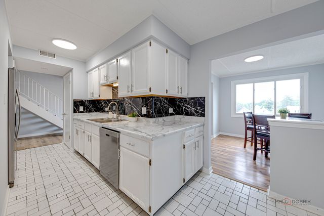1551 Ashland Avenue 306, Des Plaines, IL 60016