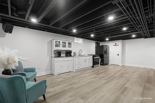 8820 N Elmore Street, Niles, IL 60714