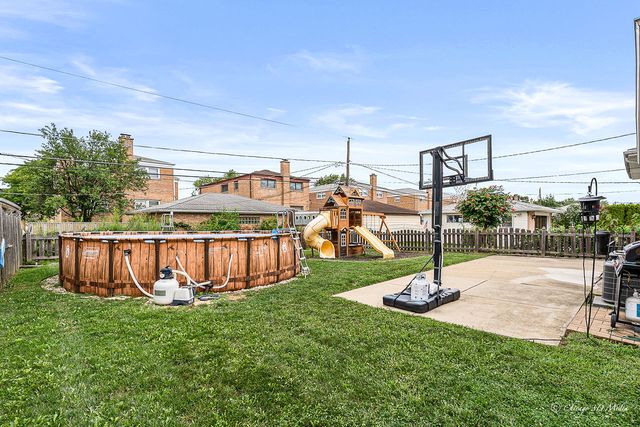 8820 N Elmore Street, Niles, IL 60714