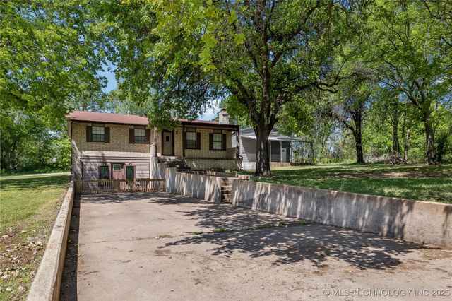 302 S Hwy 82, Locust Grove, OK 74352