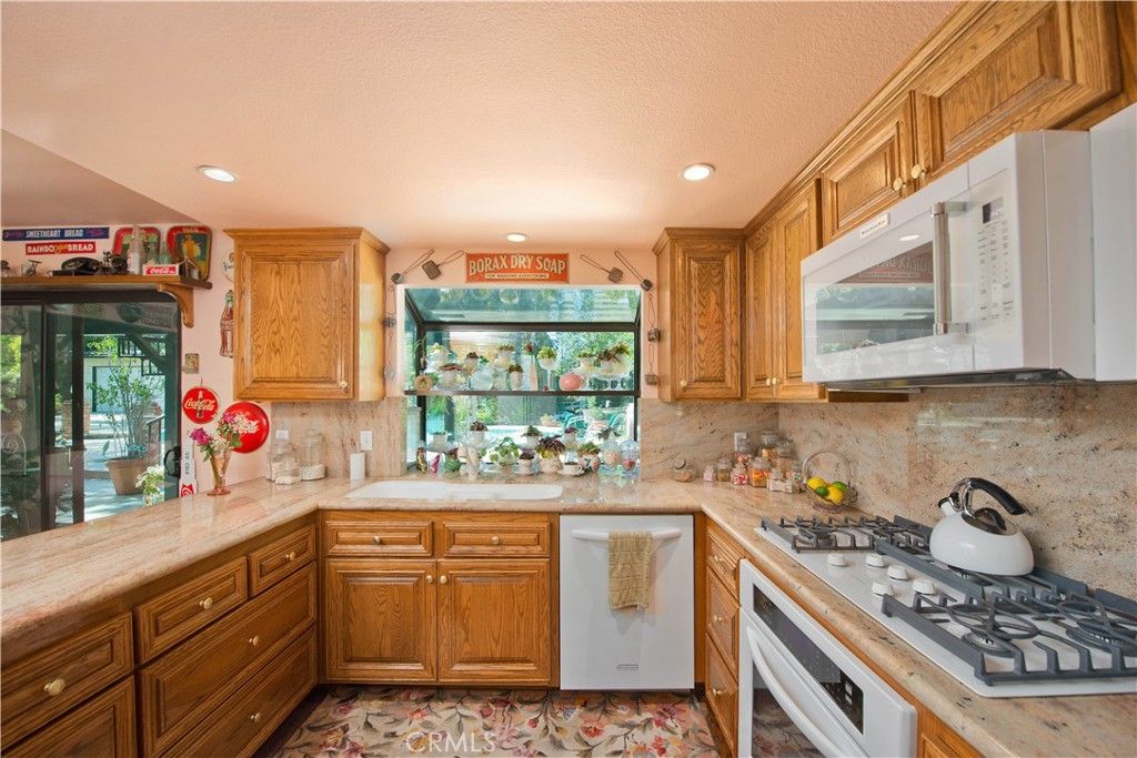 Image 10 of property listing at 10052 Nita, Chatsworth, CA 91311