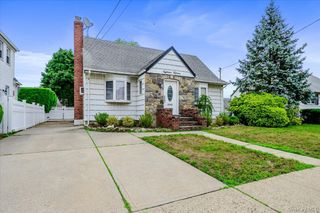 1815 Meadowbrook Road, Merrick, NY 11566