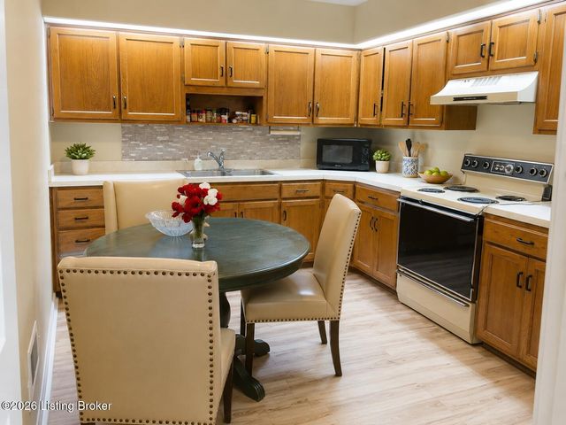 651 Breckenridge Ln 110, Louisville, KY 40207