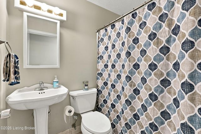1046 Runell Rd, Louisville, KY 40214