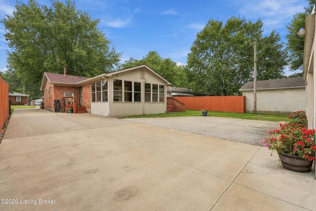 1046 Runell Rd, Louisville, KY 40214