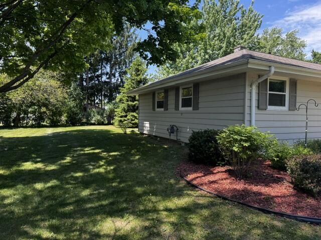 921 Robins LANE, Mukwonago, WI 53149