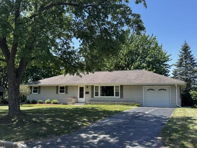 921 Robins LANE, Mukwonago, WI 53149
