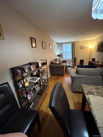 194 Smith Street 1M, Freeport, NY 11520