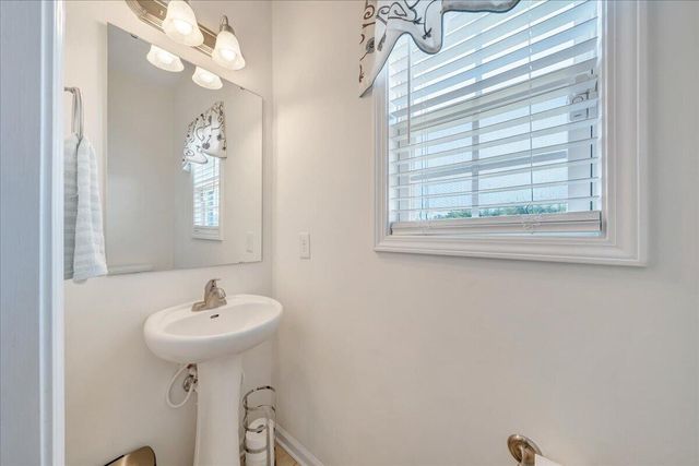 2064 Lawson LN, Vinton, VA 24179