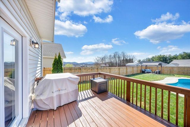 2064 Lawson LN, Vinton, VA 24179