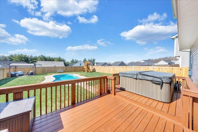 2064 Lawson LN, Vinton, VA 24179