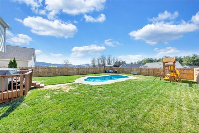 2064 Lawson LN, Vinton, VA 24179