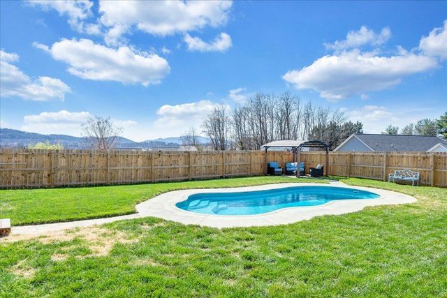 2064 Lawson LN, Vinton, VA 24179