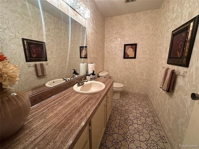 30851 Woodstream Drive, Farmington Hills, MI 48334