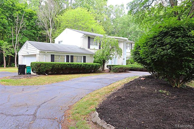 30851 Woodstream Drive, Farmington Hills, MI 48334