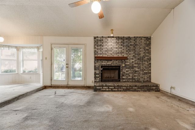 6010 Maple Leaf Drive, Arlington, TX 76017