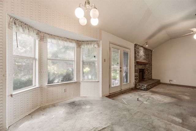 6010 Maple Leaf Drive, Arlington, TX 76017