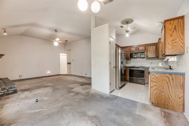 6010 Maple Leaf Drive, Arlington, TX 76017