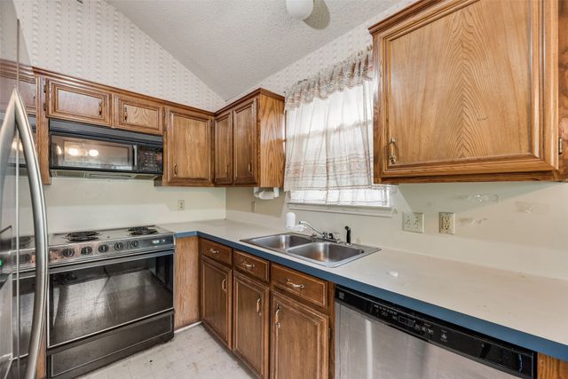6010 Maple Leaf Drive, Arlington, TX 76017