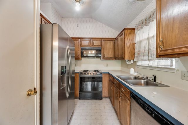 6010 Maple Leaf Drive, Arlington, TX 76017
