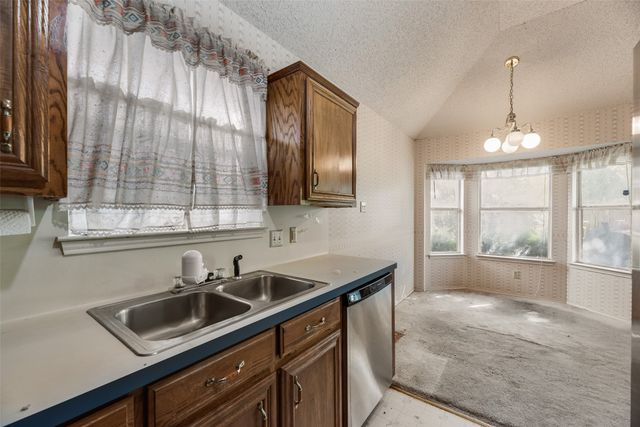 6010 Maple Leaf Drive, Arlington, TX 76017