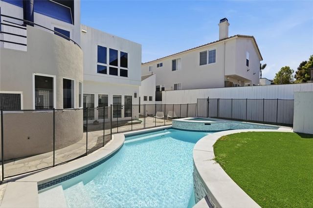 845 11th, Manhattan Beach, CA 90266