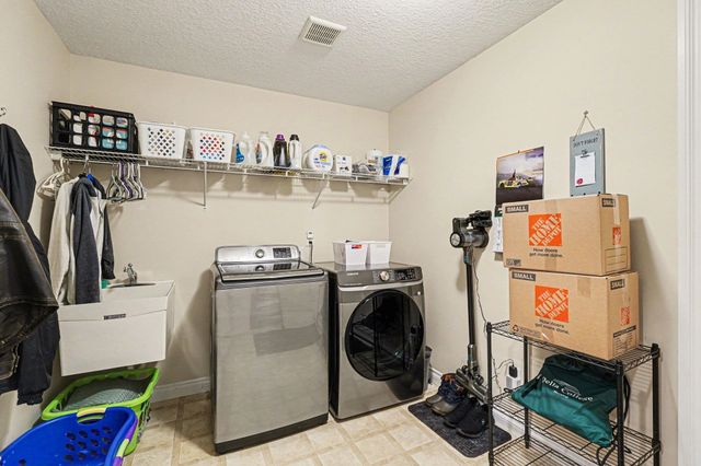 10360 Laurel Woods Place, Freeland, MI 48623