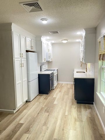915 Bradley Road, Springfield, MA 01109