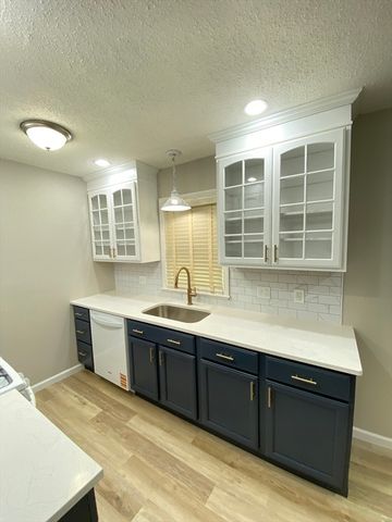 915 Bradley Road, Springfield, MA 01109