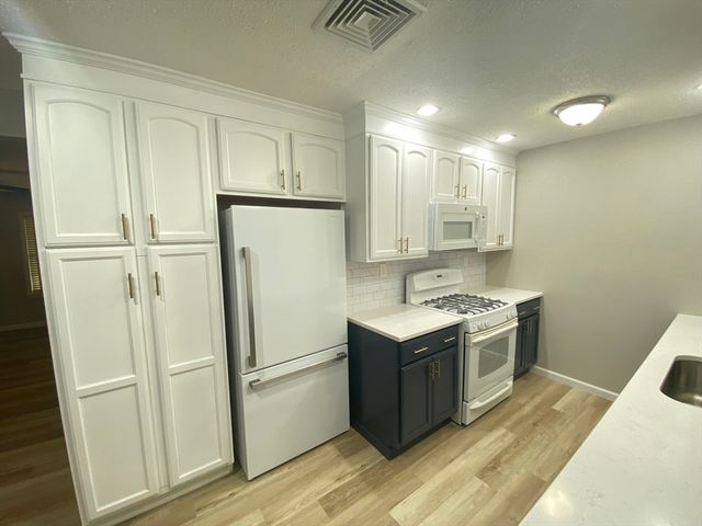 915 Bradley Road, Springfield, MA 01109