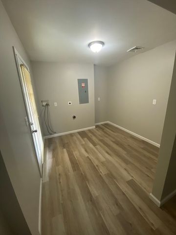 915 Bradley Road, Springfield, MA 01109