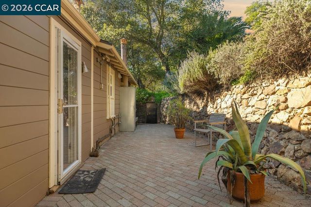 7308 Altura Pl, Oakland, CA 94605