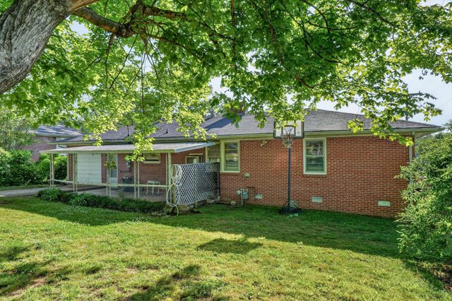 708 Morningside Dr, Fayetteville, TN 37334