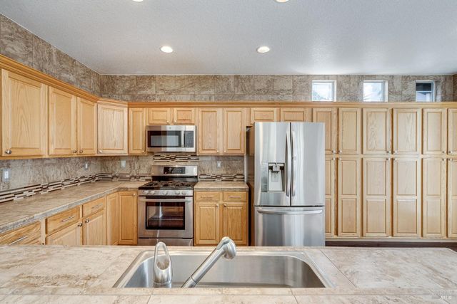 8843 Oakfield Ln, Windsor, CA 95492