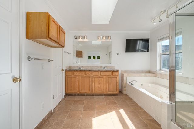 8843 Oakfield Ln, Windsor, CA 95492