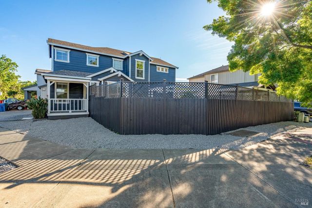8843 Oakfield Ln, Windsor, CA 95492