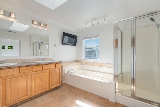 8843 Oakfield Ln, Windsor, CA 95492