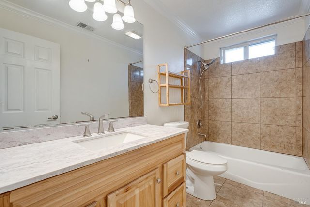 8843 Oakfield Ln, Windsor, CA 95492