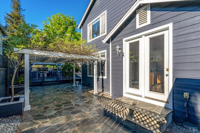 8843 Oakfield Ln, Windsor, CA 95492